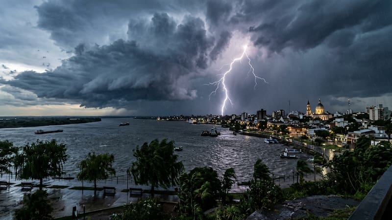 Se aproximan tormentas este viernes 30 de octubre: se esperan lluvias intensas con acumulados entre 20 y 40 mm en Buenos Aires y Entre Ríos.