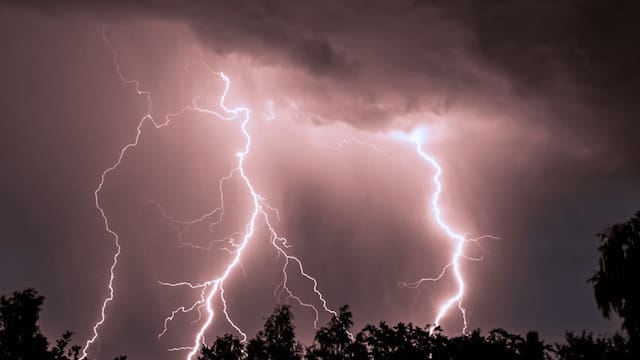 Pronostican una tormenta eléctrica severa, caída de granizo y vientos destructivos: hay alerta meteorológica para todas estas zonas