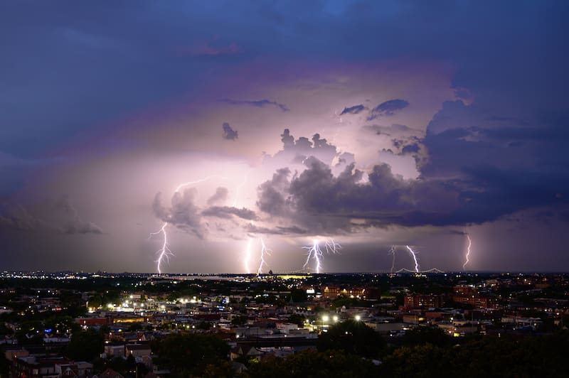 La tormenta continuará provocando precipitaciones intensas en el oeste y centro de Estados Unidos durante el fin de semana, con riesgo de inundaciones repentinas y deslizamientos de tierra.