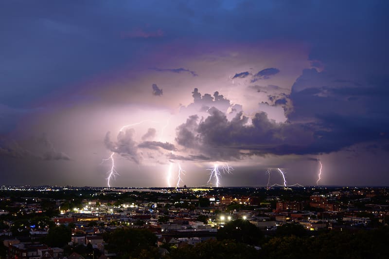 Según AccuWeather, el domingo estará "mayormente nublado, algunos chaparrones y tormentas eléctricas; con brisa, húmedo".