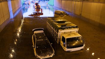 Tormenta con granizo, tornado y alerta roja: un temporal causó numerosos daños en Santiago de Chile