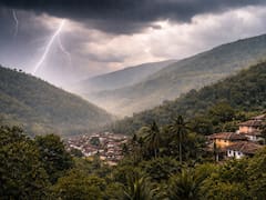 Un muro de tormenta y nubes se acerca a Colombia: los principales municipios que quedarán bajo agua en minutos