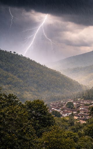 Un muro de tormenta y nubes se acerca a Colombia: los principales municipios que quedarán bajo agua en minutos