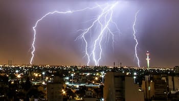 Llega la “tormenta final de marzo” y bajará la temperatura de golpe: hay alerta por más de 48 horas de lluvia torrencial y ráfagas de viento fuertes