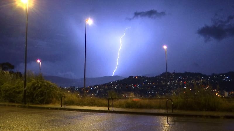 VIGO, 24/08/2026.- Un rayo cae en Vigo esta noche tormentosa tras un verano de secano. LLa Agencia Estatal de Meteorología (Aemet) prevé para este lunes una jornada inestable en buena parte de la Península y Baleares, con precipitaciones en el oeste peninsular, que serán localmente fuertes y persistentes, así como tormentas fuertes en el nordeste. Las temperaturas máximas registrarán un descenso. EFE/ Sxenick