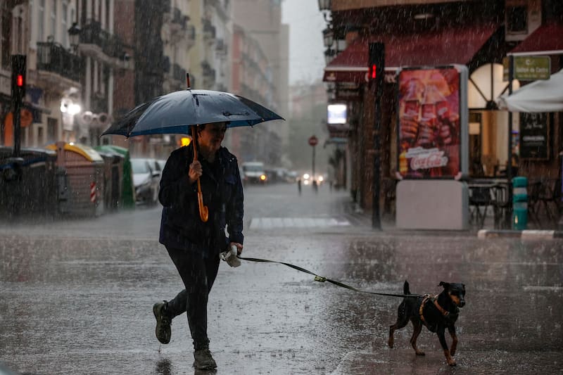 La Aemet señala que en el resto del país no habrá lluvias, aunque sí bancos de nubes bajas y de niebla, que serán engelantes en la meseta norte.