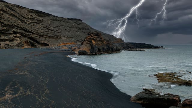 Se aproxima una tormenta extrema con vientos huracanados: cierre total de playas por alerta naranja