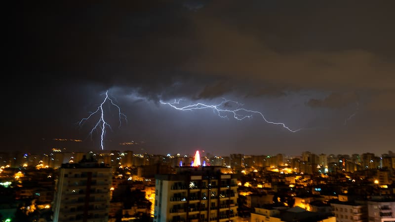 Los pronósticos anticipan lluvias, tormentas eléctricas y fuertes ráfagas de viento durante el domingo.