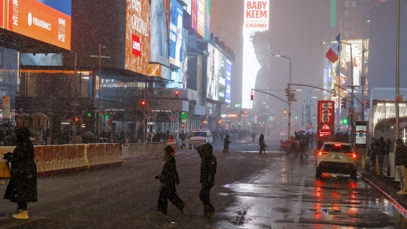 El alcalde de Nueva York, Zohran Mamdani, ordenó el cierre de las calles al tráfico vehicular no esencial, incluyendo bicicletas y patinetas eléctricas.