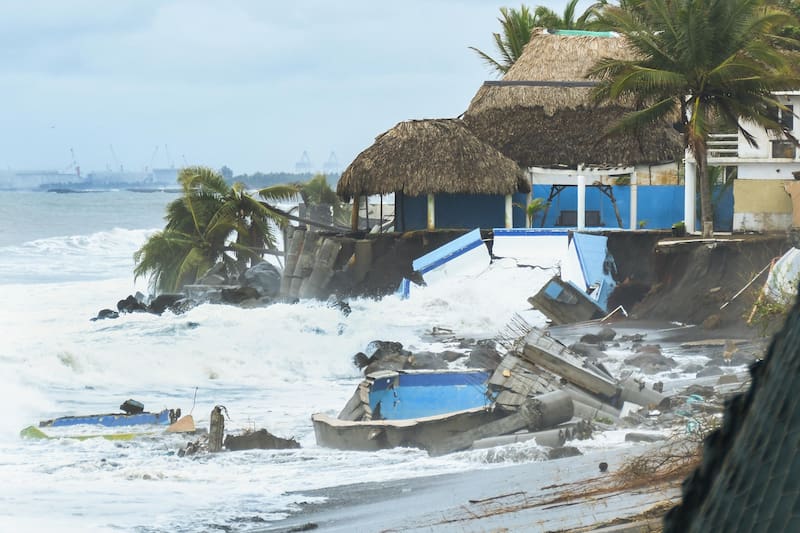 AME450. IZTAPA (GUATEMALA), 10/06/2026.- Fotografía que muestra viviendas afectadas por la tormenta tropical Cristina este miércoles en el puerto de Iztapa (Guatemala). Guatemala tiene más de 800 puntos de riesgo a deslaves e inundaciones, entre otros, según cálculos oficiales. EFE/ Alex Cruz