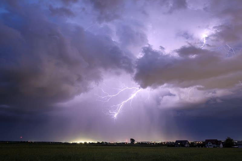 La tormenta podría provocar ráfagas de hasta 113 km/h en determinadas zonas, junto con inundaciones costeras y oleaje intenso.