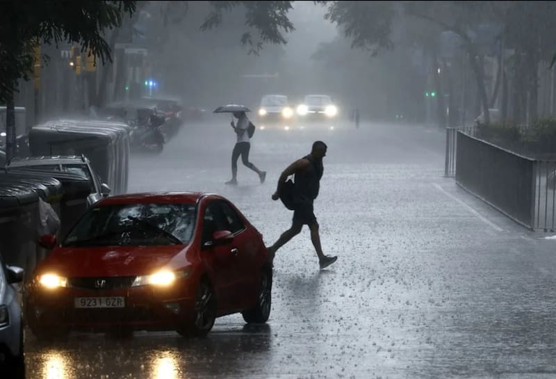 La posible llegada de una DANA podría provocar lluvias intensas en el área mediterránea y Baleares a partir del domingo, según las previsiones de la AEMET.