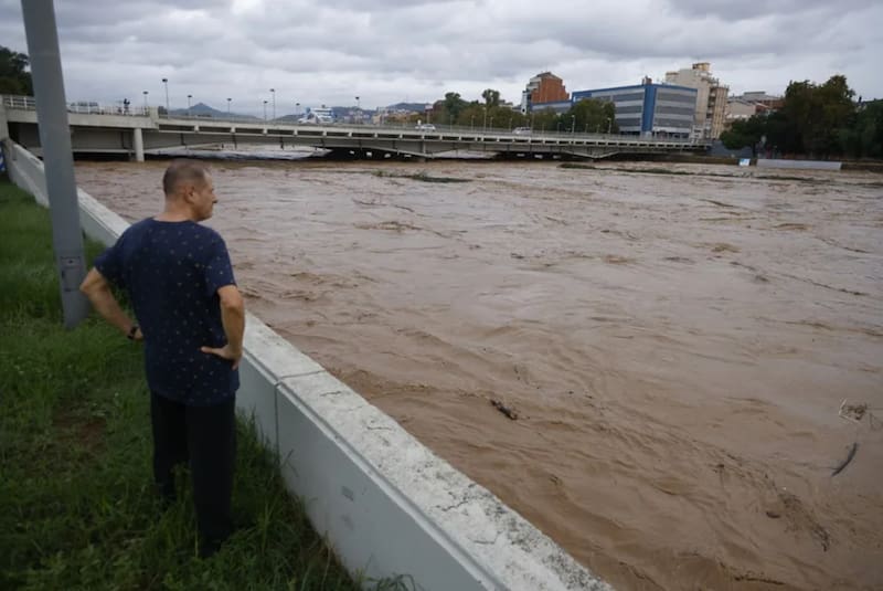 Tramo final del Río Besòs, que ha experimentado un aumento en su caudal hasta alcanzar los 903 metros cúbicos por segundo debido al fuerte temporal.