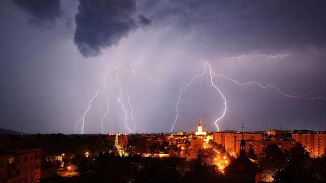 Llega la lluvia negra más intensa de febrero: habrá fuertes ráfagas de viento y posible caída de granizo en estas zonas