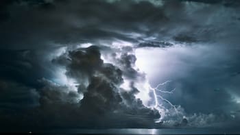 Alerta por la llegada de una tormenta severa | Pronostican vientos huracanados de más de 140 km/h, caída de granizo y un “diluvio histórico”: las zonas en riesgo