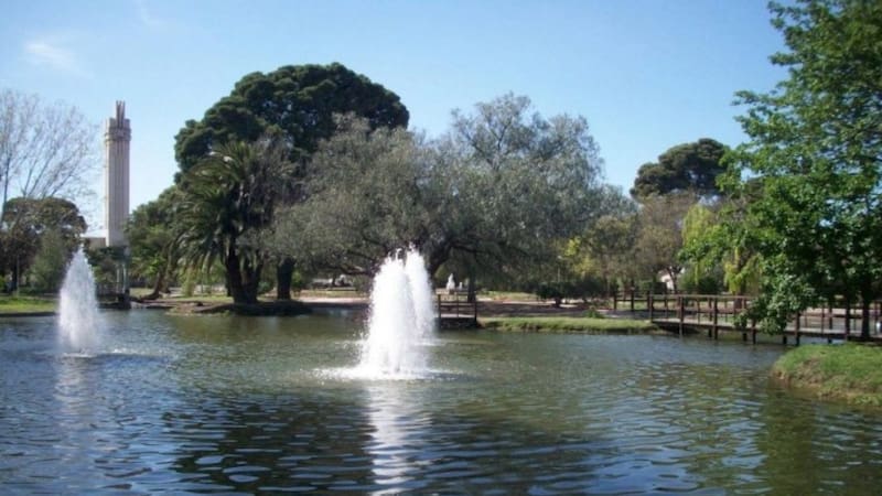 Uno de los principales atractivos de la localidad es la Plaza Ernesto Tornquist, la cual cuenta con un parque de 4 manzanas diseñado por el Arquitecto Paisajista Carlos Thays. Foto: Municipio de Tornquist.