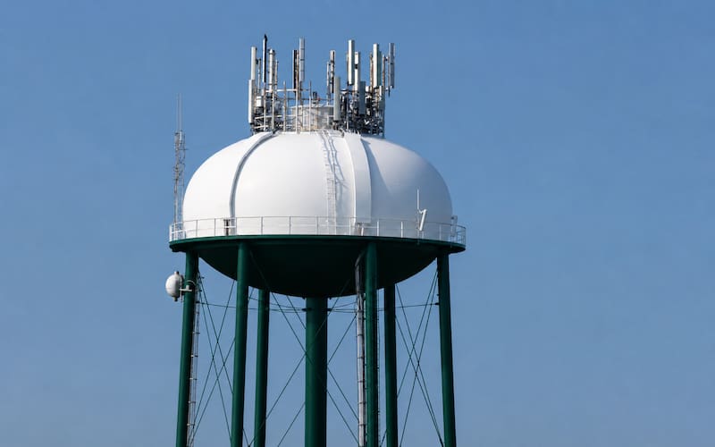 El nuevo depósito de agua potable tendrá una capacidad prevista de 800.000 galones y reforzará los servicios básicos dentro de la base.