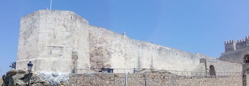 El castillo de Tarifa refleja el papel estratégico del enclave a lo largo de la historia como punto clave entre continentes.