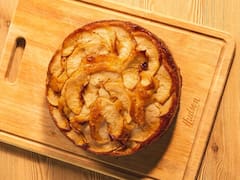 Torta invertida de manzanas sin harina: el truco para que quede húmeda, liviana y con un dorado perfecto