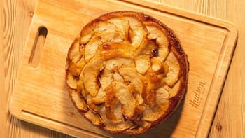 Torta invertida de manzanas sin harina: el truco para que quede húmeda, liviana y con un dorado perfecto