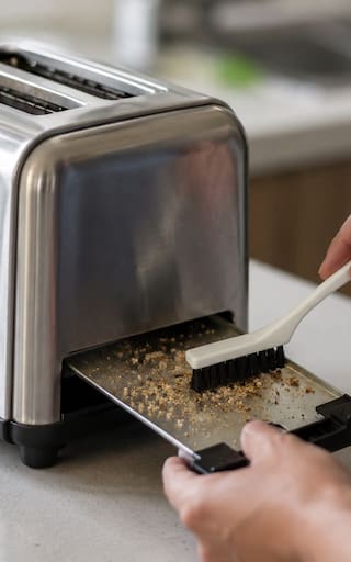 Ni vinagre ni bicarbonato: el truco para limpiar la tostadora por dentro y eliminar las migas acumuladas