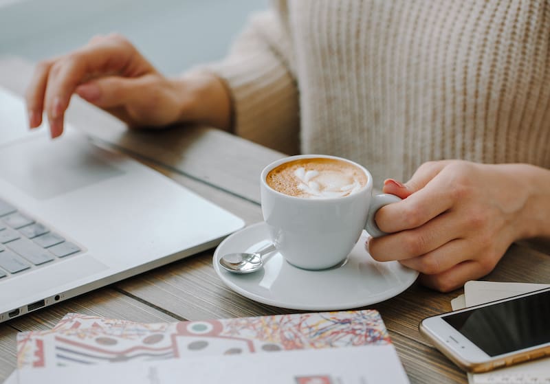 ¿Con o sin leche? Así conviene tomar el café por las mañanas para aprovechar sus beneficios. (Fuente: Freepik).
