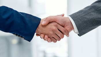 ¿Por qué las empresas que solo compiten por salario pierden a su mejor talento y cuáles son los no negociables de los perfiles más buscados?