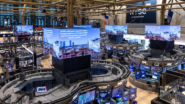 Dólares del colchón: lanzan sofisticados instrumentos de inversión para traer más fondos al sistema