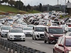 Qué significa la señal de tráfico con un carro negro dentro de un círculo rojo y cuándo debes respetarla