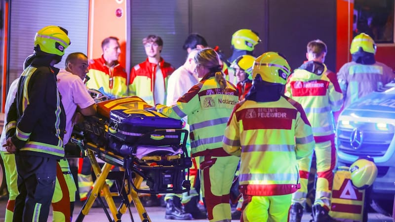 Al menos una persona perdió la vida y otras 15 resultaron heridas este sábado tras ser embestidas por un vehículo cuyo conductor se dio a la fuga. Foto: EFE.