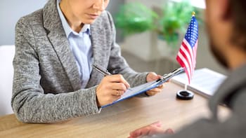 Estados Unidos ofrece un programa para jóvenes que dura 10 meses y brinda comida gratis, alojamiento y una beca de más de 7,300 dólares: de qué se trata
