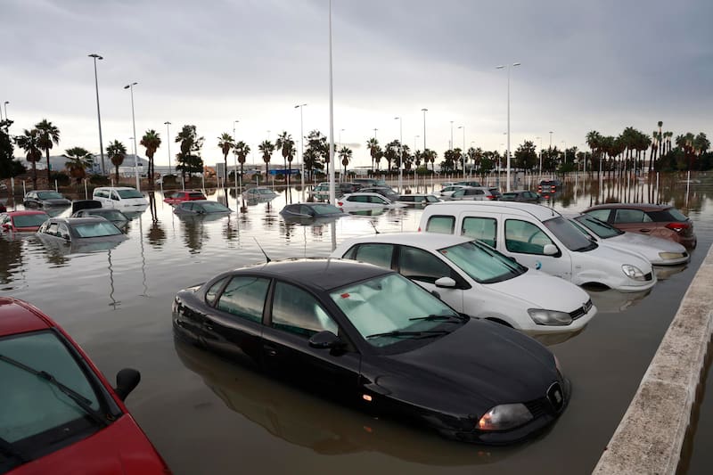 La DGT pide evitar la circulación por las carreteras afectadas por el temporal y las acumulaciones de agua. Imagen ilustrativa.