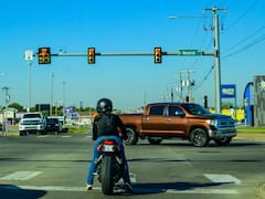 Atención conductores | California, Florida y otros estados permiten girar a la derecha con luz roja, pero hay excepciones