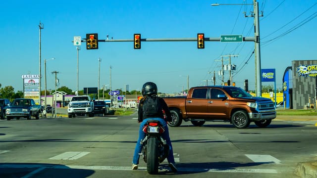 Atención conductores | California, Florida y otros estados permiten girar a la derecha con luz roja, pero hay excepciones