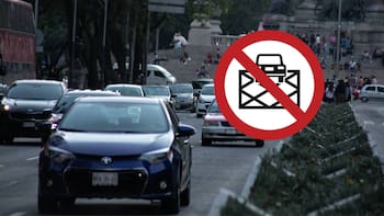 Qué significa la señal de un auto obre una estructura de rejilla y un círculo rojo tachado