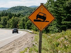 Qué significa la señal de tránsito con un auto de costado en un diamante amarillo