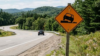 Qué significa la señal de tránsito con un auto de costado en un diamante amarillo