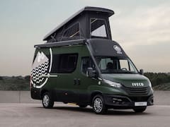 Esta furgoneta camper cuenta con equipamiento completo: tiene ducha, cocina y zonas exclusivas de descanso