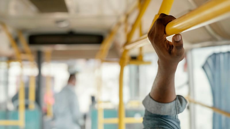 El proyecto incorporó mayoritariamente a mujeres y personas provenientes de la informalidad, ampliando el acceso al empleo formal en la ciudad.