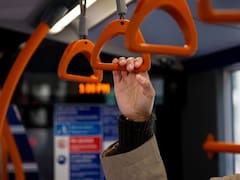 Adiós bolso en el Metrobús: desde este momento los pasajeros tendrán que abandonarla al subir y no podrán trasladarse con ella