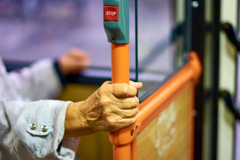 El esquema apunta a reducir residuos urbanos y, al mismo tiempo, aliviar el gasto diario de millones de usuarios que dependen del transporte público. Fuente: Shutterstock.