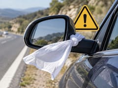 Qué significa que aparezca un trapo atado al retrovisor del coche y qué hacer