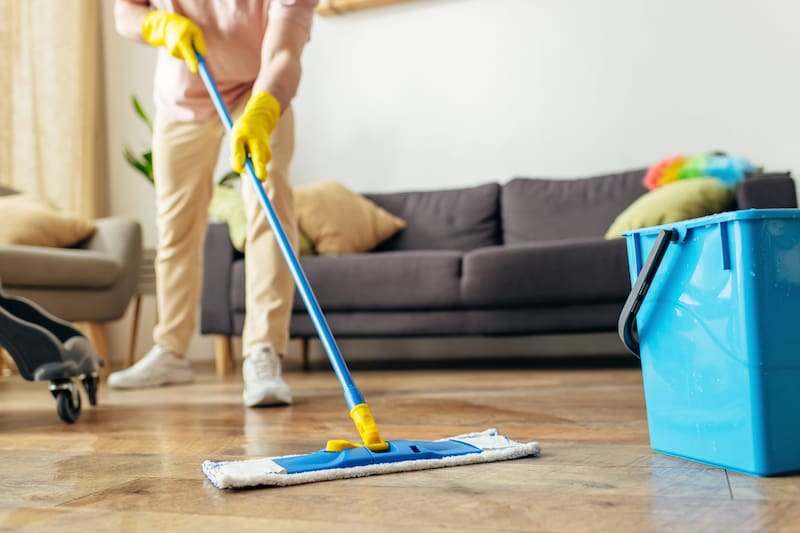 Guardar el trapo de piso húmedo: el error doméstico que multiplica bacterias y malos olores. Fuente: Shutterstock