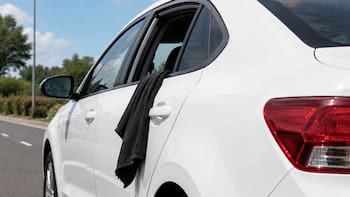 Colgar un trapo negro en la ventana de un auto en movimiento | Qué significa y para qué sirve