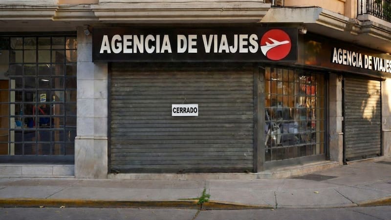 Tras 50 años en el rubro, cierra una histórica agencia de viajes y de transporte: los motivos. Foto: Grok IA