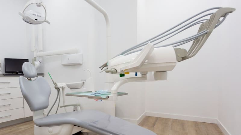 Tras cuatro años, cerró una de las clínicas más importantes de la ciudad y hay decenas de pacientes con tratamientos sin terminar: “Me he quedado sin dientes”