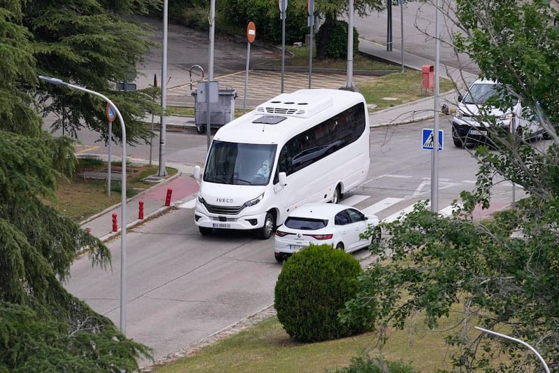 El autobús que transporta a los ciudadanos españoles que se encontraban en el crucero MV Hondius, a su llegada este domingo al Hospital Gómez Ulla.