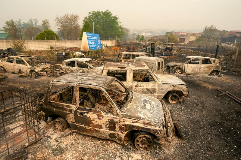 Varios coches calcinados en la localidad de Casavieja (Ávila, España), este lunes.