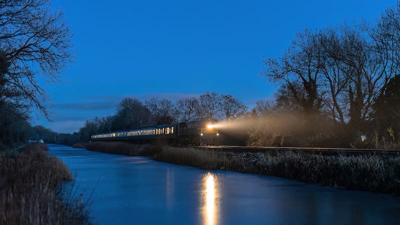 Los trenes nocturnos ofrecen una forma diferente de viajar, combinando comodidad, paisajes únicos y la posibilidad de llegar a destino después de una noche sobre las vías.
