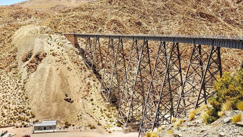 El Tren a las Nubes se destaca por ser el tercer tren más alto del mundo.